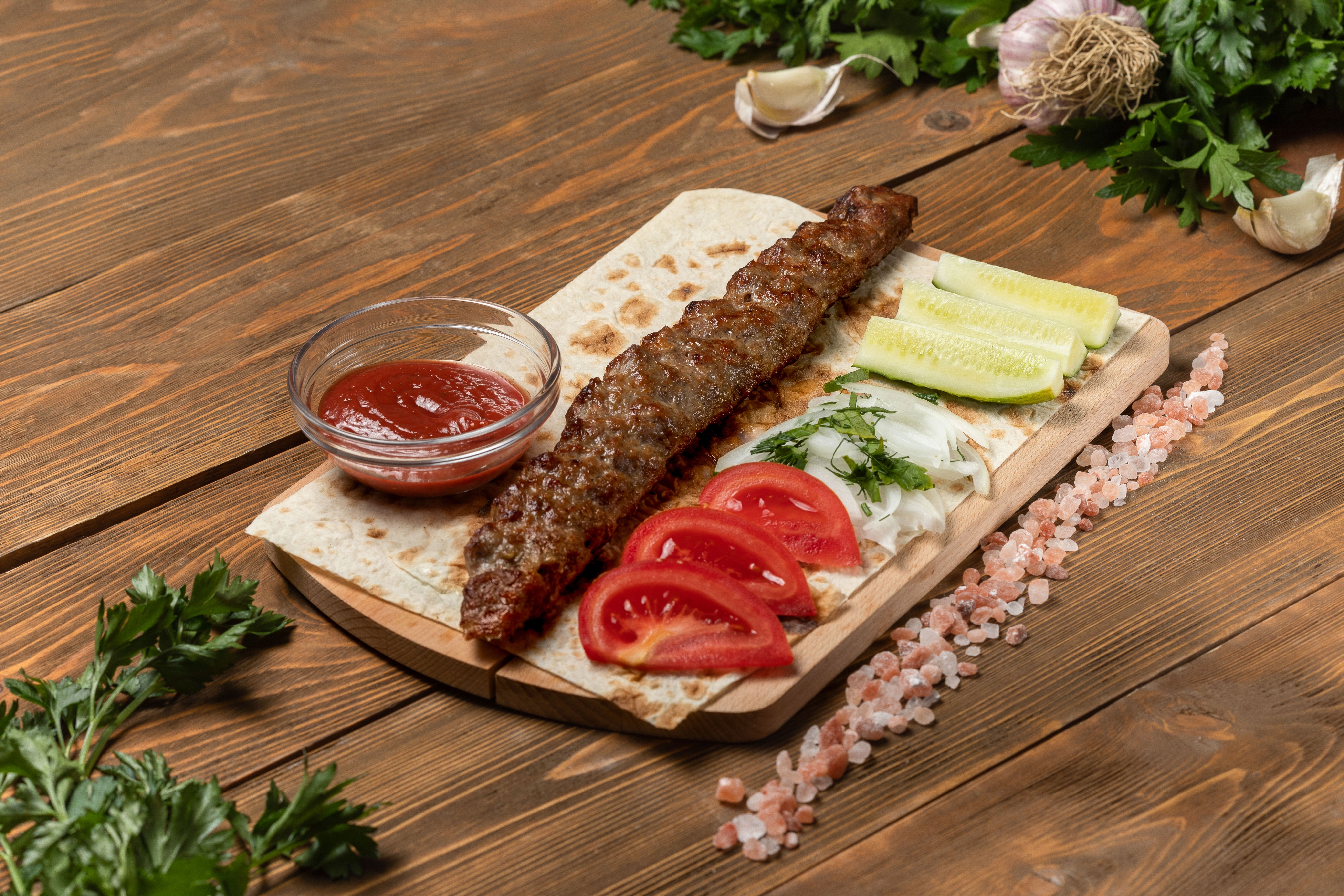 Люля-кебаб на лаваше с овощами — Мангал Хаус